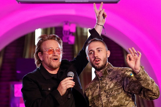 El sopresivo show de Bono y The Edge en el metro de Kiev